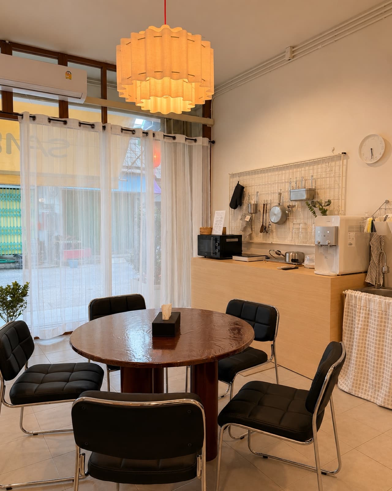 Kitchen and dining area at SANN Stay Hatyai whole house for families